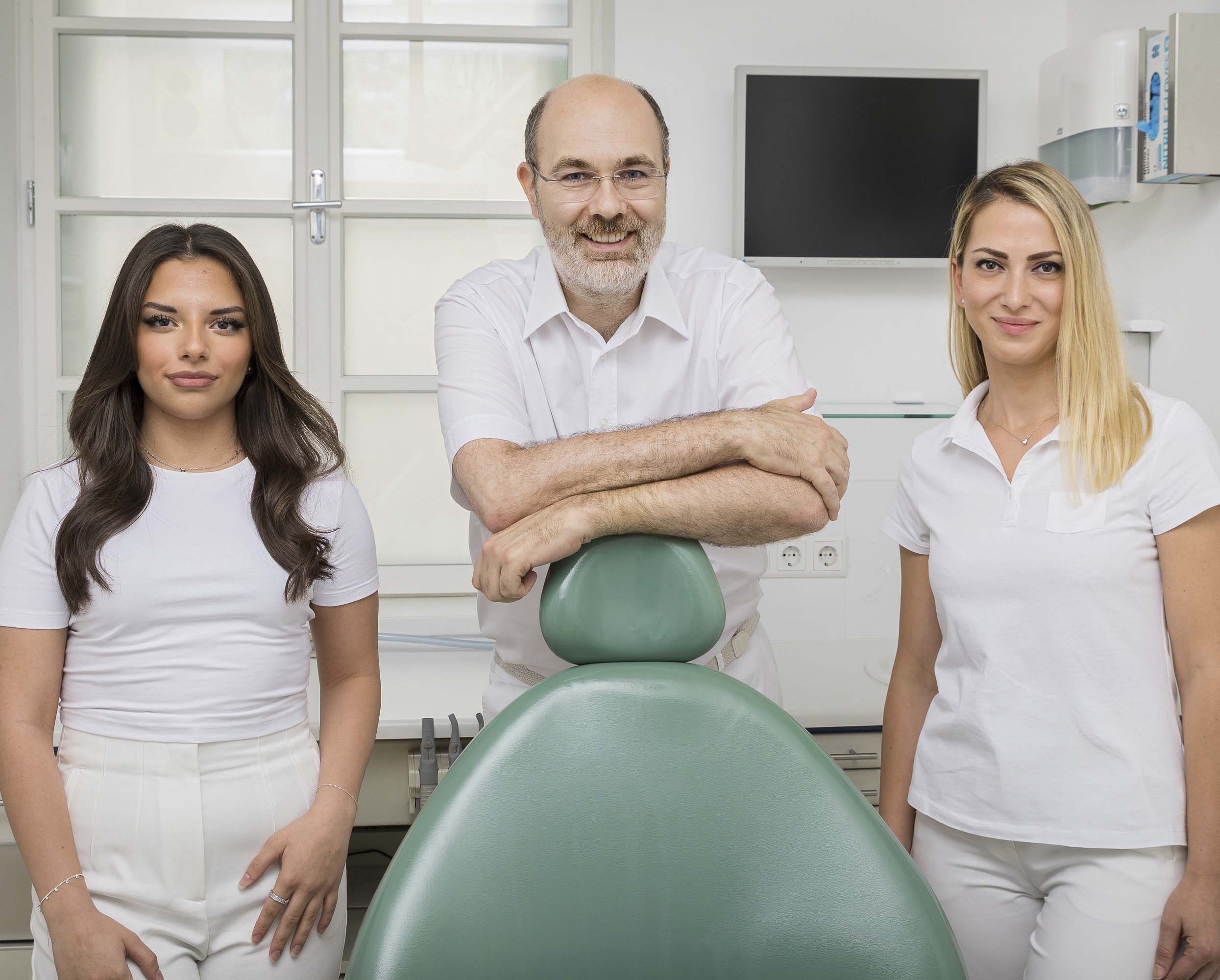 Facharzt für Zahn-, Mund- und Kieferheilkunde Dr. Thomas Freiding mit Assistentinnen